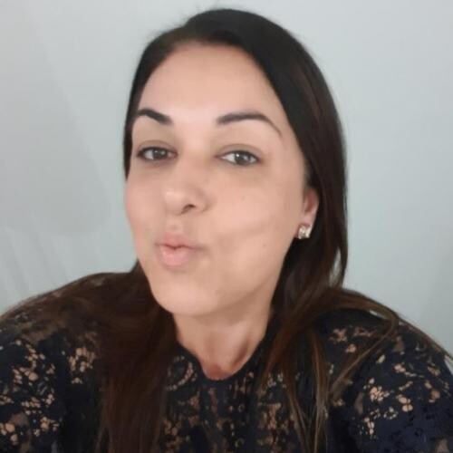 Couple pour un plan avec un homme